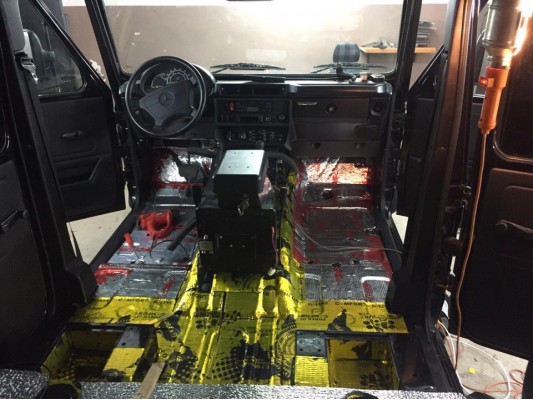 Шумоизоляция пола, арок и щитка моторного отсека