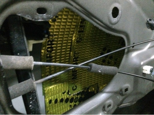 Шумоизоляция пола, арок и щитка моторного отсека